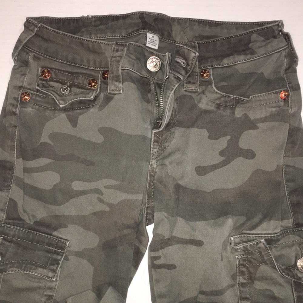 True Religion World Tour Women’s Green Camo Section Cargo Legging | Size 27